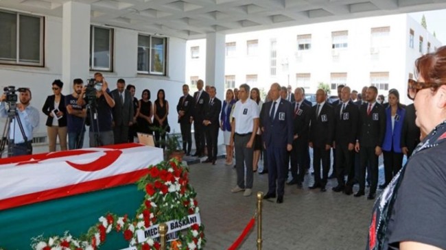 Cumhurbaşkanı Ersin Tatar, vefat eden kurucu meclis üyesi Lütfi Özter için Cumhuriyet Meclisi bahçesinde düzenlenen törene katıldı