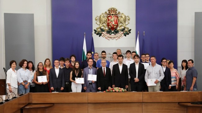 Премиерът Петков награди ученици с високи постижения от международни състезания и олимпиади