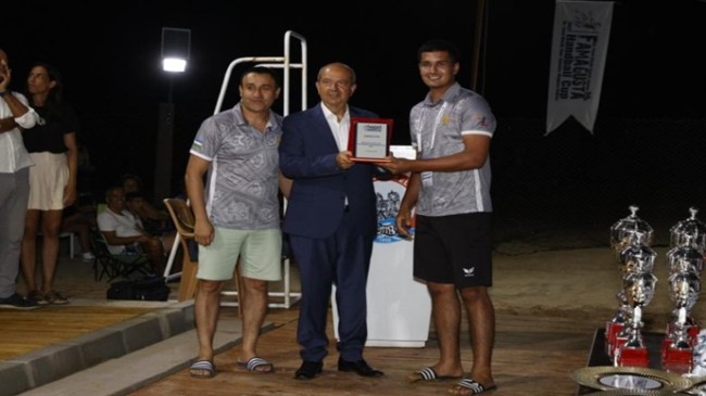 Cumhurbaşkanı Ersin Tatar, Dr. Fazıl Küçük Oyunları çerçevesinde düzenlenen “Famagusta Cup” hentbol turnuvasının final gecesine ve ödül törenine katıldı