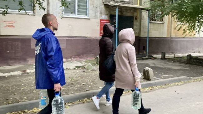 В Волгограде «Единая Россия» и МГЕР оказывают помощь жителям районов, оставшихся без воды