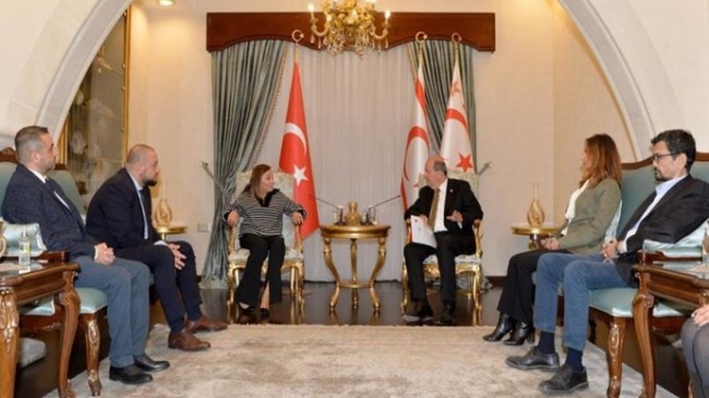 Cumhurbaşkanı Ersin Tatar, Kıbrıs Türk Genetik Derneği Başkanı Mahmut Çerkez, Thalassemia Derneği Başkanı Çiğdem Beşevlerli ve beraberindekileri kabul etti.