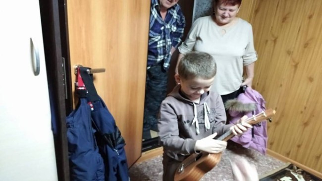 Гитара, посещение игрового центра и аквапарка: Андрей Турчак исполнил новогодние желания детей в регионах