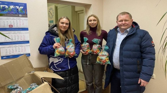 Подарки в больницы, новогодние ёлки и мероприятия: «Единая Россия» продолжает радовать детей в регионах