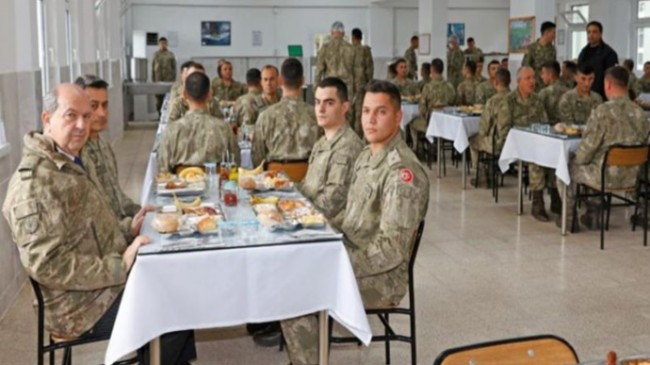 Cumhurbaşkanı Ersin Tatar, KTBK 14’üncü Zırhlı Tugay Komutanlığı’nı ziyaret ederek personel ile birlikte öğle yemeği yedi.