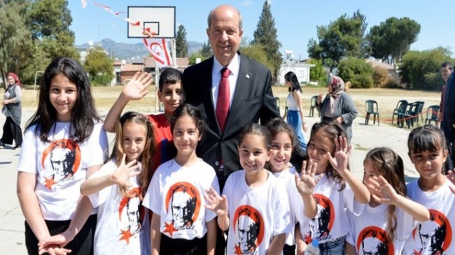 Cumhurbaşkanı Ersin Tatar, Haspolat İlkokulu’nda düzenlenen 23 Nisan Ulusal Egemenlik ve Çocuk Bayramı gösterisini izledi