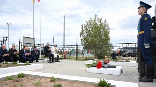 Президент Казахстана возложил цветы к братской могиле в деревне Трубино