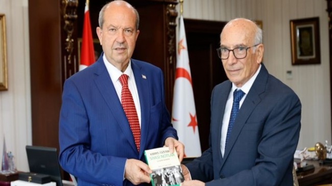 Cumhurbaşkanı Ersin Tatar’a, Güven Silman tarafından kaleme alınan “Kıbrıs Üzerine Notlar” kitabı takdim edildi