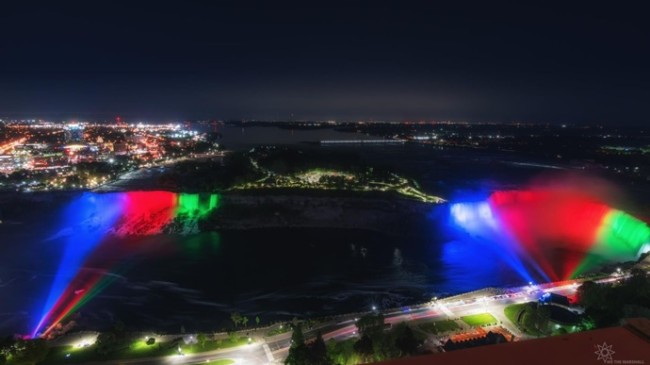 Ниагарский водопад окрашен в цвета флага Азербайджана