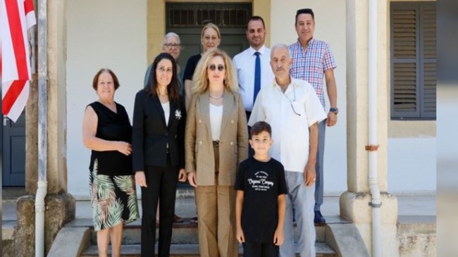 Cumhurbaşkanı Ersin Tatar’ın eşi Sibel Tatar, kendisinin öncülük ettiği Cumhurbaşkanlığı himayelerindeki “İpeğin Kuzey Kıbrıs’ta Yeniden Doğuşu” projesi kapsamındaki ipek dokuma çalışmalarını ziyaret etti