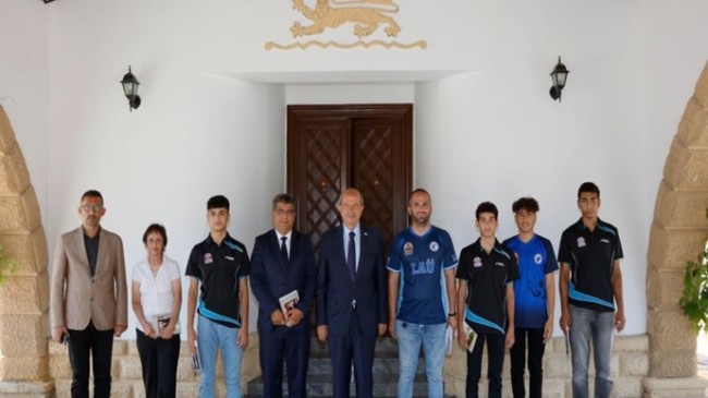 Cumhurbaşkanı Ersin Tatar, LAÜ Masa Tenisi takımı ve antrenörlerini kabul etti