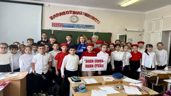 “Birleşik Rusya” ve “Genç Muhafızlar” okul çocuklarından Maykop’tan gelen mektupları cepheye iletecek