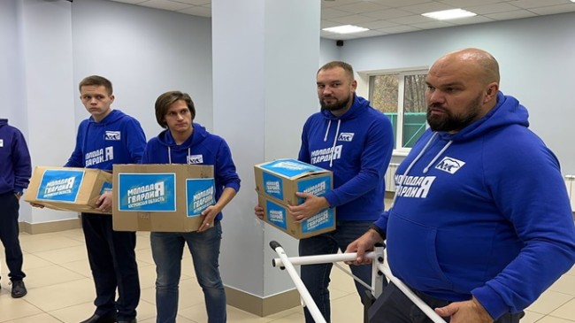 “Birleşik Rusya’nın Genç Muhafızı” Kostroma bölgesindeki geçici geçici gözaltı merkezlerine spor malzemeleri ve masa oyunları bağışladı