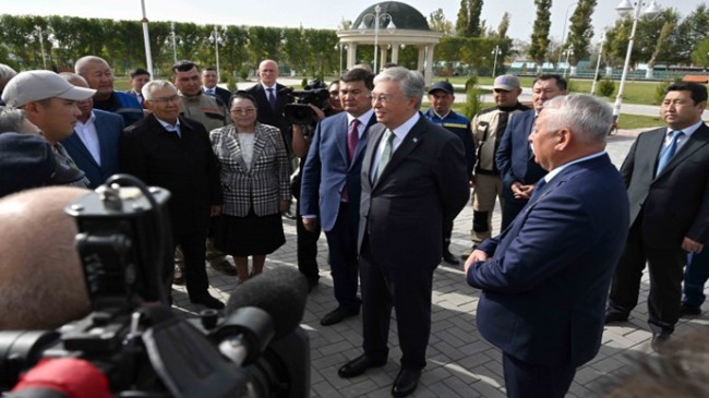 Cumhurbaşkanı Kassym-Jomart Tokayev, Naga İlyasov’un adını taşıyan köyü ziyaret etti