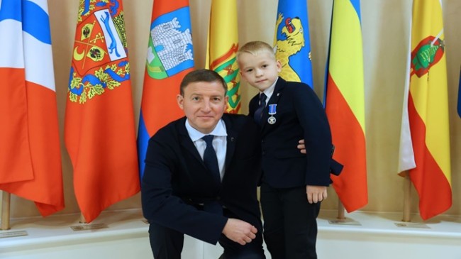 Andrey Turchak, Pskov bölgesinden 9 yaşındaki Igor Belov’a “Cesaret İçin” madalyasını verdi
