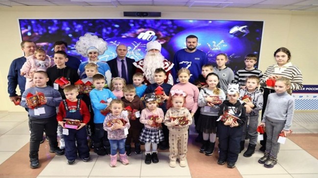 “Birleşik Rusya”, Kharkov bölgesinden ülke içinde yerinden edilmiş kişilerin üç bin çocuğuna hediyeler bağışladı