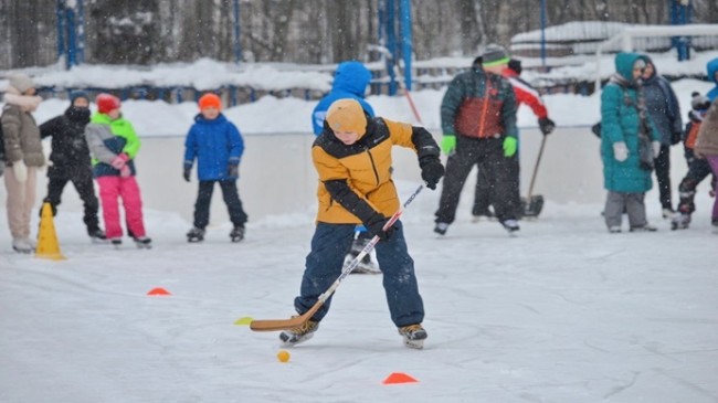 Birleşik Rusya’nın desteğiyle St. Petersburg’daki buz pateni pistinde aile sporları festivali düzenlendi
