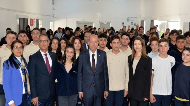 Cumhurbaşkanı Ersin Tatar, Geçitkale Cumhuriyet Lisesi’ni ziyaret etti, öğrencilere öğütler vererek, tavsiyelerde bulundu