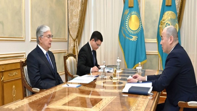 Devlet başkanı Sanayi ve İnşaat Bakanı Kanat Sharlapaev’i kabul etti
