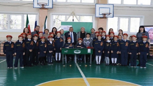 “Birleşik Rusya, Habarovsk Bölgesi Nekrasovka köyündeki bir okula Kahraman Masası kurdu