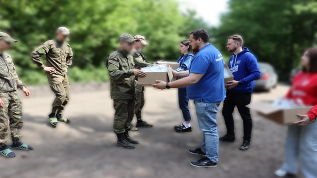 “Birleşik Rusya’nın Genç Muhafızı” Paskalya keklerini askeri personele, cephe hattı sakinlerine ve bölgelerdeki sağlık kurumlarına bağışladı