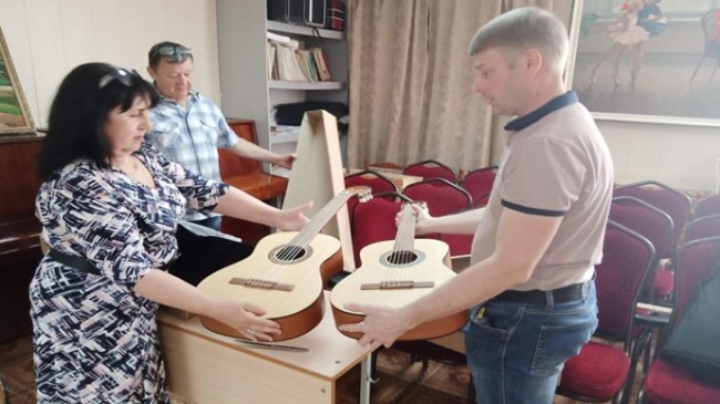 Birleşik Rusya’nın desteğiyle Stavropol Bölgesi’ndeki kırsal bir müzik okuluna yeni enstrümanlar bağışlandı