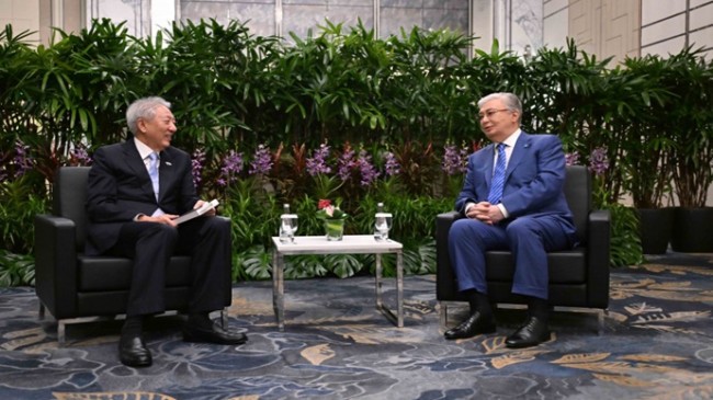 Глава государства встретился со старшим министром – координирующим министром по национальной безопасности Сингапура Тео Чи Хином