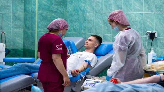 “Birleşik Rusya” kan bağışı yapmak ve kan bağışını ülke çapında yaygınlaştırmak için etkinlikler düzenledi