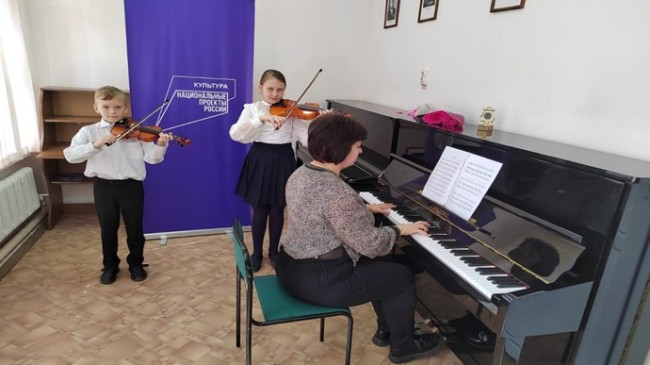 Stavropol Bölgesi’nde Birleşik Rusya’nın desteğiyle bir çocuk sanat okuluna yeni müzik aletleri verildi