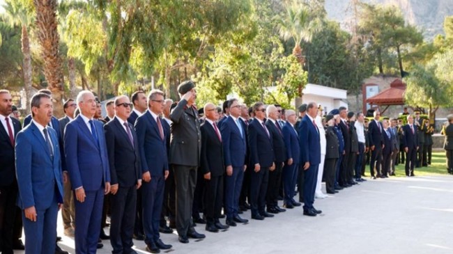 Cumhurbaşkanı Ersin Tatar, 20 Temmuz Barış ve Özgürlük Bayramı dolayısıyla Boğaz Şehitliği’nde düzenlenen törene katıldı