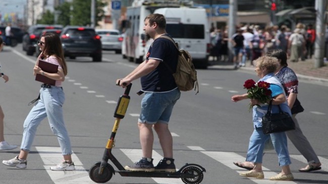 Devlet Duması ilk okumada elektrikli scooter sürücülerine yönelik cezalara ilişkin bir yasa tasarısını kabul etti