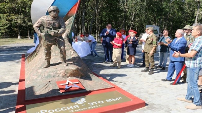 При поддержке единороссов в парке села Хлевное в Липецкой области установили памятник участникам СВО