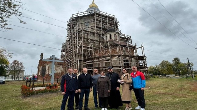 Birleşik Rusya, Sverdlovsk bölgesindeki bir tapınağın restore edilmesine yardım ediyor