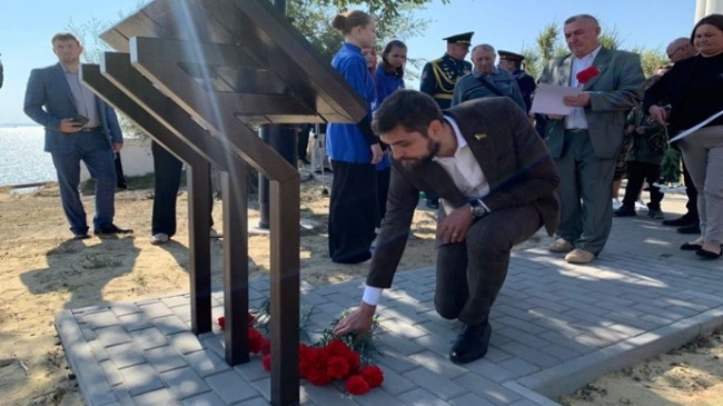 Rostov bölgesindeki Tsimlyansk’ta, Birleşik Rusya’nın desteğiyle, 1964 uçak kazasında ölenlerin anısına bir anma tabelası açıldı.