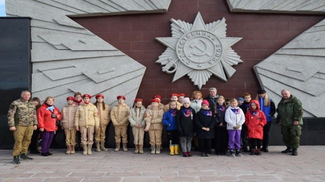 Murmansk bölgesinde Birleşik Rusya, okul çocukları için Zafer Vadisi anıtına bir gezi düzenledi