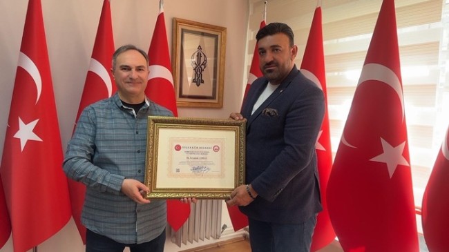 SERDENGEÇTİ DERNEĞİNDEN SU GRUP ENERJİ YÖNETİM KURULU BAŞKANI İŞ İNSANI ERTUĞRUL AYHAN`A TEŞEKKÜR BELGESİ