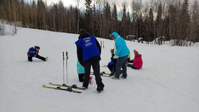 В Апатитах при поддержке «Единой России» для детей с ОВЗ провели «Веселую лыжню»