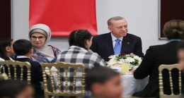Cumhurbaşkanı Erdoğan ve eşi Emine Erdoğan, çocuklarla iftar yaptı