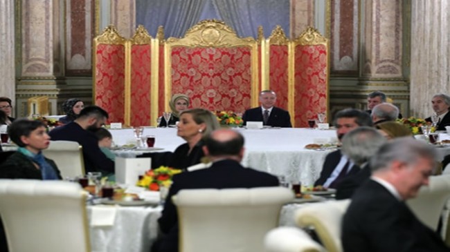 Cumhurbaşkanı Erdoğan ve eşi Emine Erdoğan, sanatçılarla iftar yemeğinde bir araya geldi