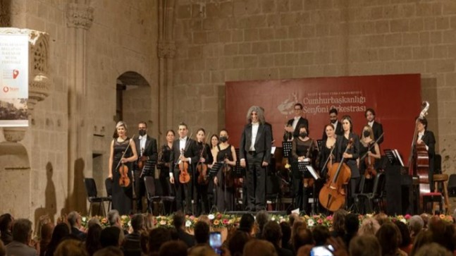 Cumhurbaşkanı Ersin Tatar’ın eşi Sibel Tatar, İlkbahar Müzik Festivali’nin açılış konserini izledi