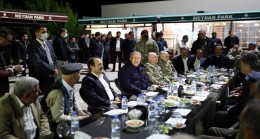 Millî Savunma Bakanı Hulusi Akar, Beraberindeki Komutanlarla Sınırın Sıfır Noktasında İftar Yaptı, Şırnak’ta Vatandaşlarımızla Bir Araya Geldi