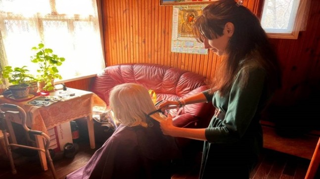 Волонтеры «Единой России» организовали день красоты для пожилых жителей Москвы