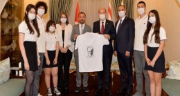 Cumhurbaşkanı Ersin Tatar, 19 Mayıs Atatürk’ü Anma Gençlik ve Spor Bayramı çerçevesinde, TED Kuzey Kıbrıs Koleji öğrencilerini kabul etti