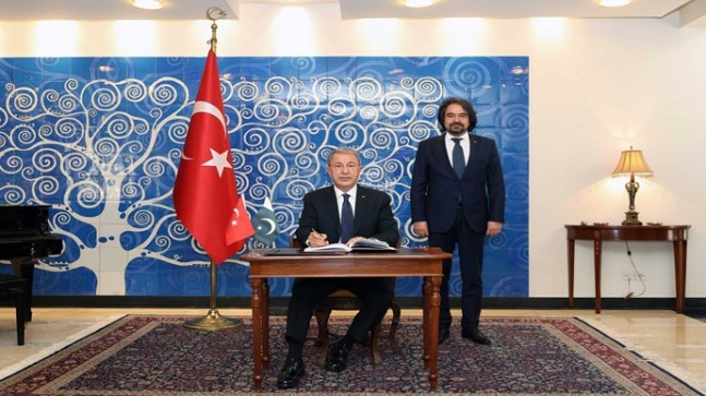 Millî Savunma Bakanı Hulusi Akar, Türkiye’nin İslamabad Büyükelçiliğini Ziyaret Etti