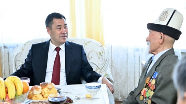Президент Садыр Жапаров навестил ветерана Великой Отечественной войны Аспека Джумашева