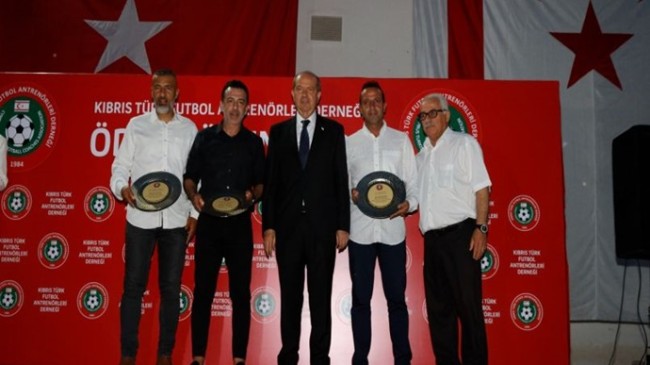 Cumhurbaşkanı Ersin Tatar, Kıbrıs Türk Futbol Antrenörleri Derneği’nin (KTFAD) düzenlediği yılın başarılı antrenörleri ödül gecesine katıldı