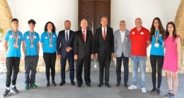 Cumhurbaşkanı Ersin Tatar, KKTC Taekwondo Judo Karate Akido Hapkido Kungfu Kurash Wushu Federasyonu Başkanı Eyüp Zafer Gökbilen ve Bulgaristan’da düzenlenen GTF Dünya Şampiyonası’na katılan ve başarılı olan sporcularla antrenörlerini kabul etti