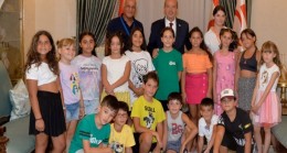 Cumhurbaşkanı Ersin Tatar, Lefkoşa’da faaliyet gösteren Dört İşlem Eğitim Merkezi öğrenci ve öğretmenlerini kabul etti