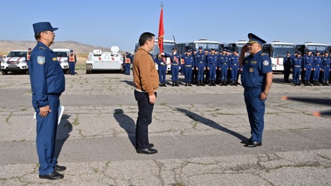 Президент Садыр Жапаров передал новую спецтехнику для МЧС