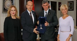 Cumhurbaşkanı Ersin Tatar, Türkiye Cumhuriyeti’nin Lefkoşa Büyükelçiliği’ne atanan Prof. Dr. Metin Feyzioğlu ve eşi Birgül Feyzioğlu’nu kabul etti.