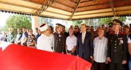 Cumhurbaşkanı Ersin Tatar, hayatını kaybeden kıdemli binbaşı Halil Giray’ın Beylerbeyi Köy Mezarlığı’nda düzenlenen cenaze törenine katıldı